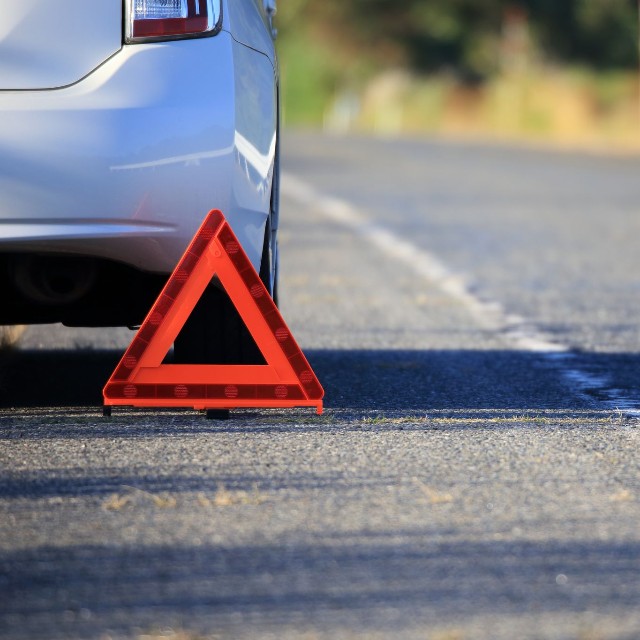 安全な場所に停車しよう※画像はイメージです（M.Masary/stock.adobe.com）