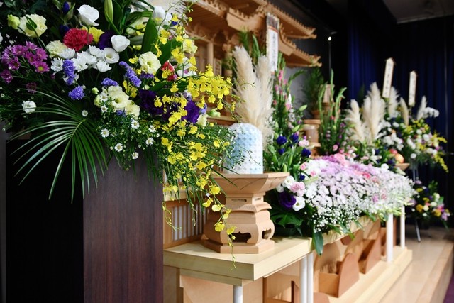 葬儀費用は原則として遺族が負担しますが、相続財産からの支払いが認められるケースもあります（c）Getty Images