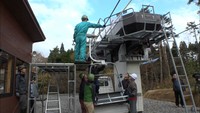 スキーシーズン前に…スキー場でリフトの取り付け　12月22日オープン予定　岡山・真庭市