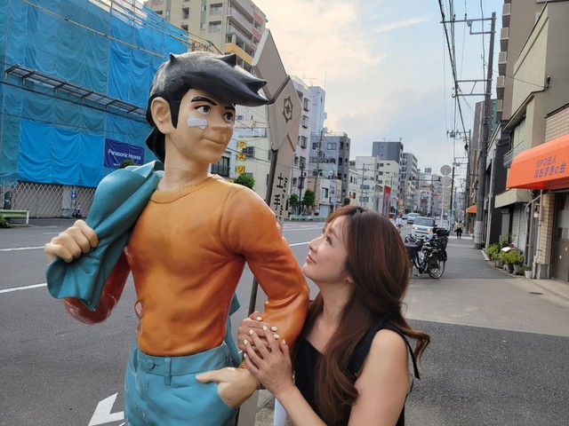 2024年にカムバックした北岡夢子さん。ふるさと・三ノ輪の街をめぐりつつインタビュー