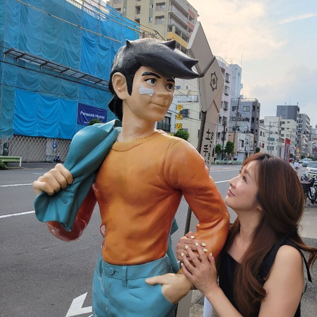 2024年にカムバックした北岡夢子さん。ふるさと・三ノ輪の街をめぐりつつインタビュー