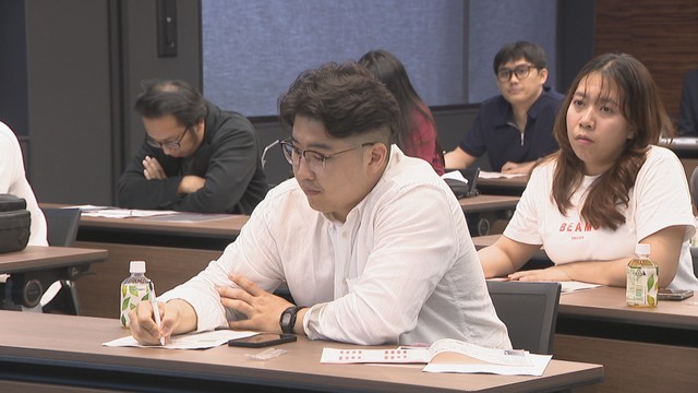 香川銀行を訪れた留学生
