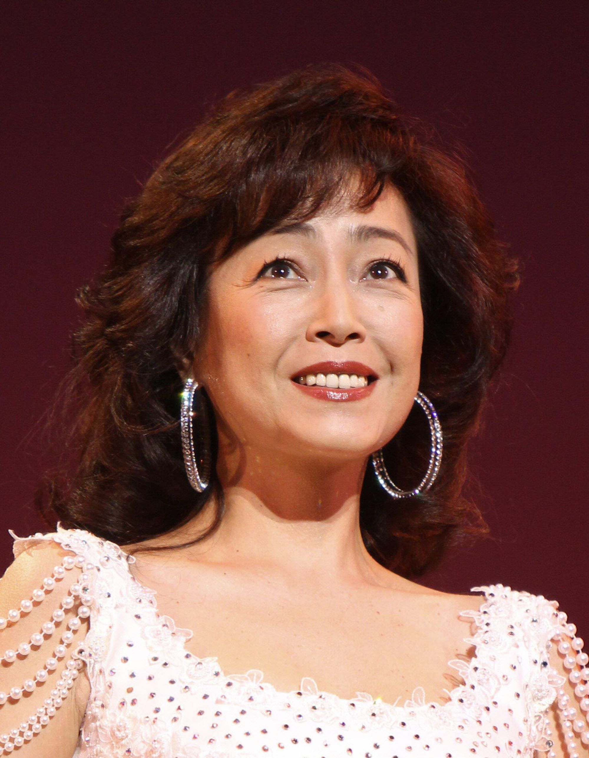 柏原芳恵“伝説の写真集”が完全復刊！デジタルでよみがえる濃艶カット