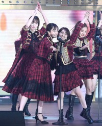 息の合ったパフォーマンスを見せる前田敦子さん（左）と大島優子さん＝日本武道館