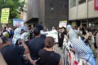 イスラエルへの戦闘停止を訴える中には、黒い帽子にロングコート、長い巻き髪とひげが特徴的なユダヤ教超正統派の姿もあった=2024年9月、米ニューヨーク市、荒ちひろ撮影