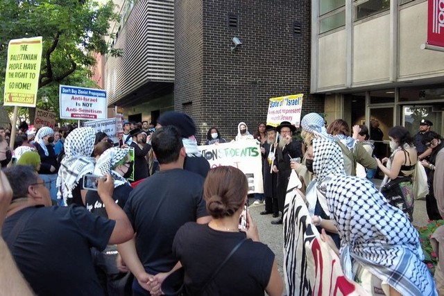 イスラエルへの戦闘停止を訴える中には、黒い帽子にロングコート、長い巻き髪とひげが特徴的なユダヤ教超正統派の姿もあった=2024年9月、米ニューヨーク市、荒ちひろ撮影