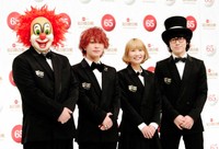 SEKAI NO OWARIの（左から）DJ LOVE、Fukase、Saori、Nakajin＝2014年11月26日撮影