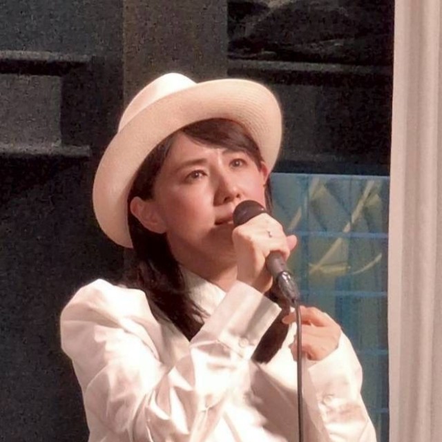 初ライブで熱唱する音楽ユニット「スピン」の中江有里＝都内の「MAMEHICO」銀座店