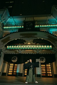 八代目尾上菊五郎さんとティファニーブルーにライトアップされた歌舞伎座（ティファニー・アンド・カンパニー・ジャパン・インク提供）