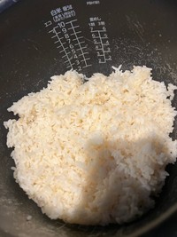 炊きあがった「古古古古古古古米」。色は黄色っぽいです…。