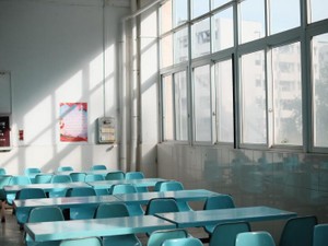 夏期講習中に故障したエアコン。教室は制汗剤の匂いに包まれた