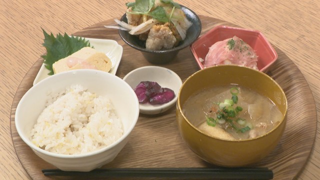 ゆったり空間で味わえるデリごはん　選べる小鉢は17種類　ほろ苦い自家製バスクチーズケーキも　岡山【ほっとマルシェ】