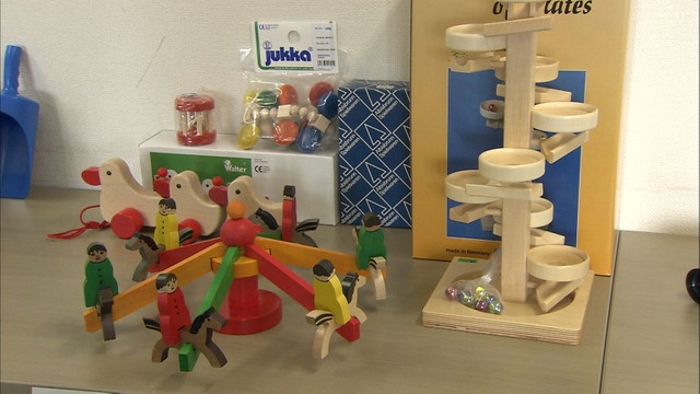 子育て団体に木のおもちゃや車　生命保険協会・岡山県協会が福祉団体に寄贈