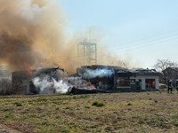 丸亀市綾歌町で建物火災　延焼中　香川