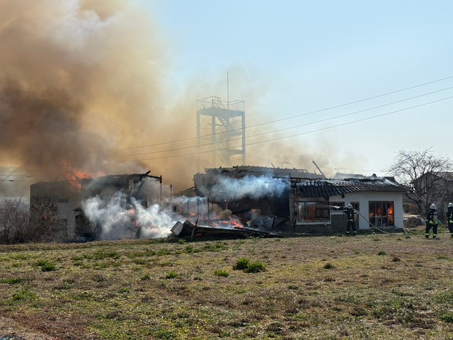 丸亀市綾歌町で建物火災　延焼中　香川
