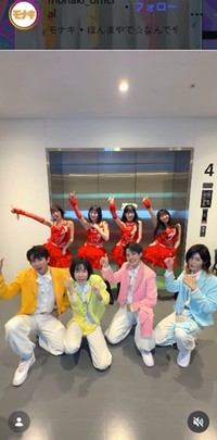 コラボしたモナキの（前列左から）じん、おヨネ、ケンケン、サカイJr.とJuice=Juiceの（後列左から）川嶋美楓、松永里愛、江端妃咲、有澤一華＝モナキのインスタグラム＠monaki_officialより