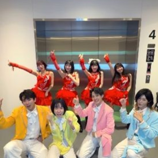 コラボしたモナキの（前列左から）じん、おヨネ、ケンケン、サカイJr.とJuice=Juiceの（後列左から）川嶋美楓、松永里愛、江端妃咲、有澤一華＝モナキのインスタグラム＠monaki_officialより