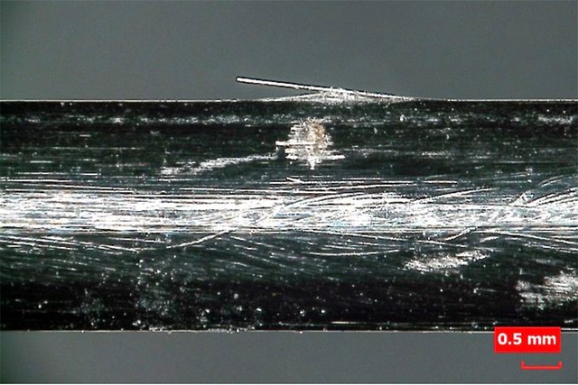 ガラス繊維の端が飛び出てしまっています「ガラス繊維強化プラスチックによるけがに注意！」報道発表資料より）