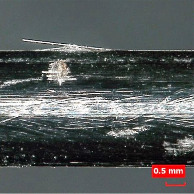 ガラス繊維の端が飛び出てしまっています「ガラス繊維強化プラスチックによるけがに注意！」報道発表資料より）