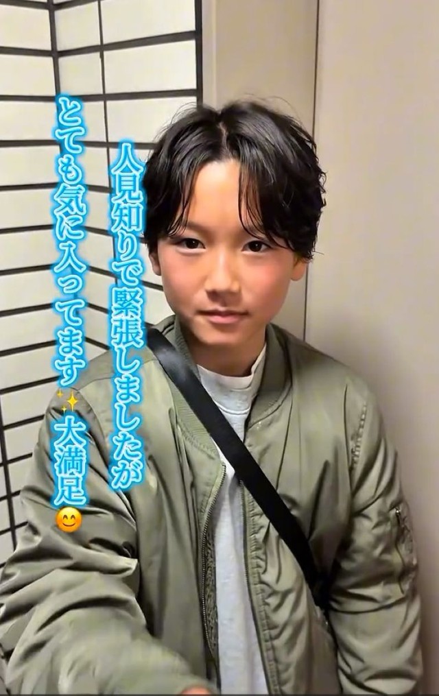 笑顔を見せる中1男子。イメチェン後の自信が表情にも表れています／横井拓徹さん（@yokkoi_beautician）提供