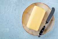 ナイフをクッキングシートで巻いてから切るとくっつかないそう※画像はイメージです（laplateresca/stock.adobe.com）