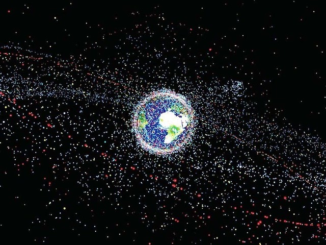 頭上から落ちてくる巨大な「宇宙ごみ」 激化する開発競争が招く野放しの危機