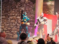 「仮面ライダー豆まき」で豆を投げる仮面ライダーガッチャード。右は仮面ライダーギーツ©石森プロ・テレビ朝日・ADK EM・東映 ©石森プロ・東映