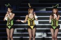 美勇伝の（左から）三好絵梨香、石川梨華、岡田唯＝2007年1月撮影