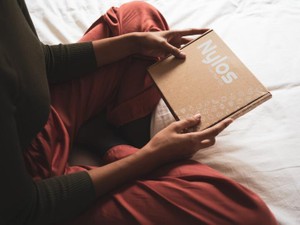 恋人がいても捨てられない元彼の写真は、「もしも」の世界の入り口