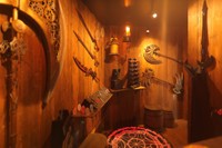 匠工芸が制作した剣や魔法の杖など、ファンタジー世界をイメージした武器（提供）