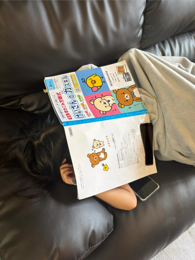 宿題中に“現実逃避レベル100”の娘さん。思わず笑ってしまう日常の一コマ／現役保育ママ3939さん（@hoikumama_3939）提供