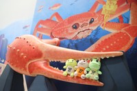 芦原温泉駅西口賑わい施設「アフレア」の「越前がに」のフォトスポットで記念撮影