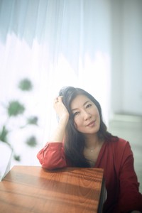 横浜での音楽イベントに出演するシンガー・ソングライターの畠山美由紀