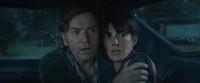 「オークストリートの異変」ユアン・マクレガーとアン・ハサウェイ©2025 Warner Bros. Ent. All Rights Reserved