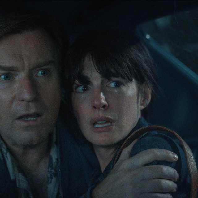 「オークストリートの異変」ユアン・マクレガーとアン・ハサウェイ©2025 Warner Bros. Ent. All Rights Reserved