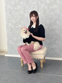 愛犬と写真に収まるすみれおじさん