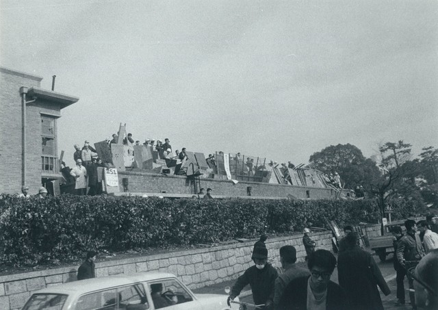 立て看板などを使ってバリケードを設ける学生（京都市左京区・京都大）