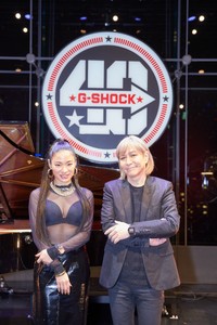 コラボ演奏を披露したAwich、小室哲哉＝都内