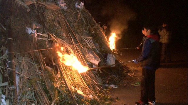 １年の無病息災を祈る「とんど焼き」 香川・小豆島町