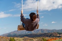 一度は漕いでみたい絶景ブランコ　※画像はイメージです（rai/stock.adobe.com）