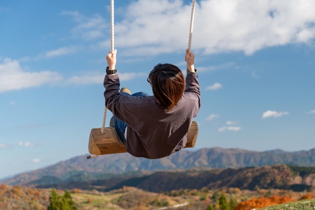 一度は漕いでみたい絶景ブランコ　※画像はイメージです（rai/stock.adobe.com）