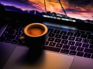 やめるべきなのに、また手が伸びる。コーヒーは私の麻薬に変わった