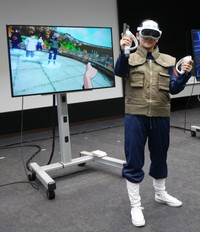 ＶＲゴーグルを付け「NARUTO×BORUTO VR」をプレーするテレ東・藤井由依アナ＝都内