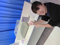 サイピア学芸員の岡成美さん　手のひらに1円玉サイズのカブトガニ（4齢幼生）