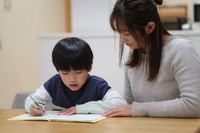 子どもが小学生になると、仕事と子育ての両立は難しい…※画像はイメージです（yamasan/stock.adobe.com）