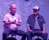 イベントで聞き手を務めた作家・山口敏太郎氏（右）が見守る中、スプーン曲げに挑む清田益章氏＝横浜市内