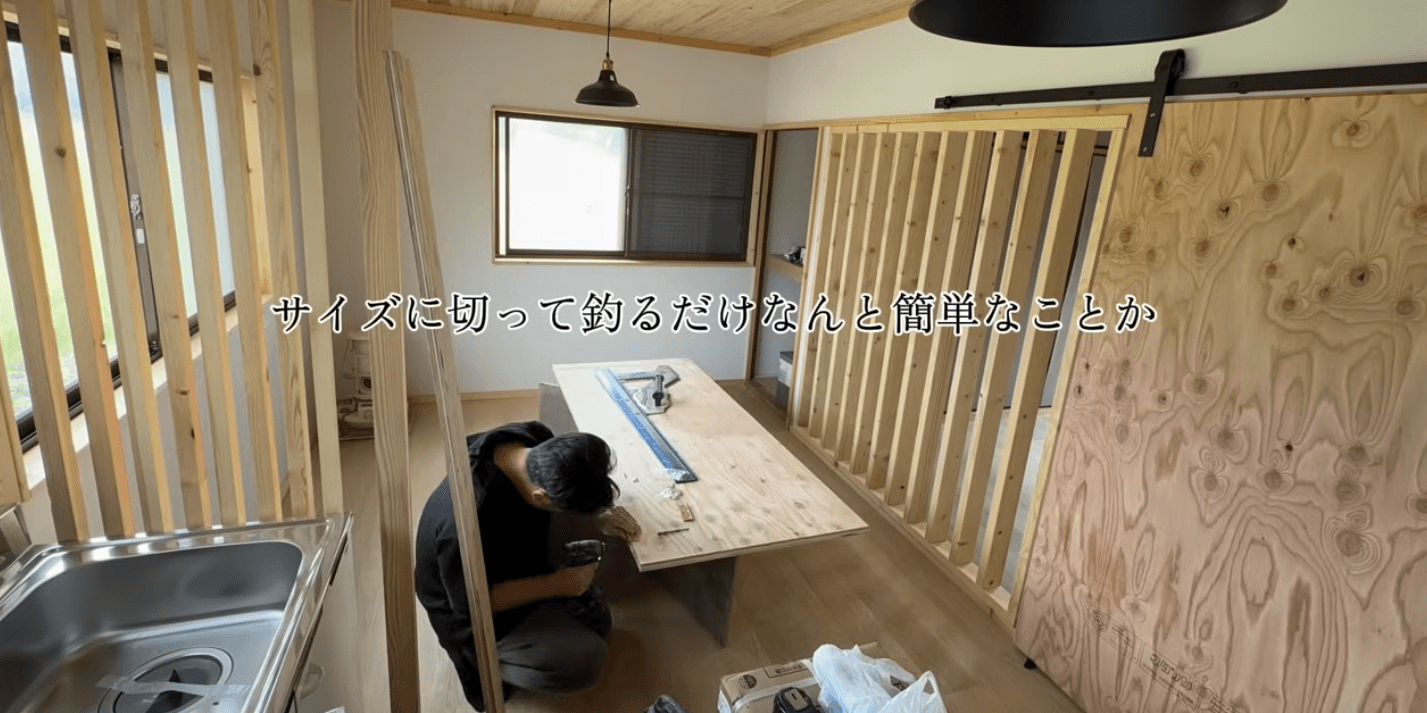 木材を切り出し、室内の造作を進める渡辺さん／DIY房総03・渡辺さん（@Boro_Saisei_J）提供