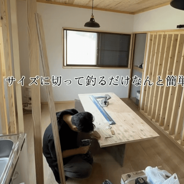 木材を切り出し、室内の造作を進める渡辺さん／DIY房総03・渡辺さん（@Boro_Saisei_J）提供