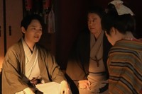 なみ（さとうほなみ）の身請けを申し出た得意客の福間（ヒロウエノ）　(C)NHK