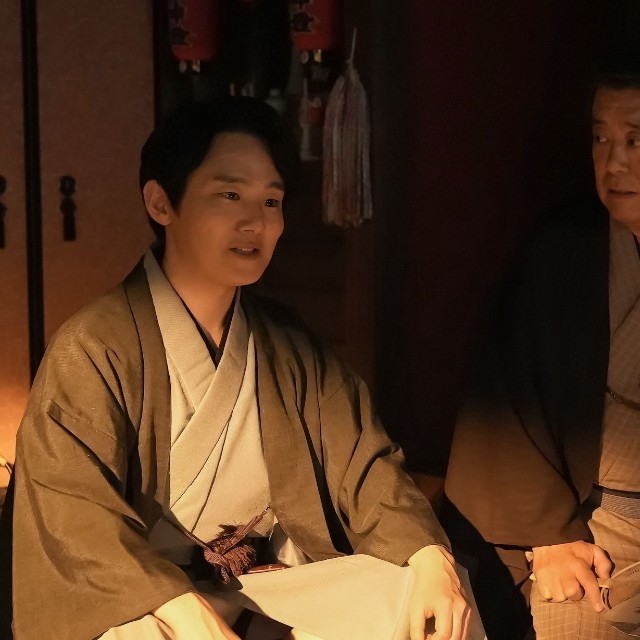 なみ（さとうほなみ）の身請けを申し出た得意客の福間（ヒロウエノ）　(C)NHK